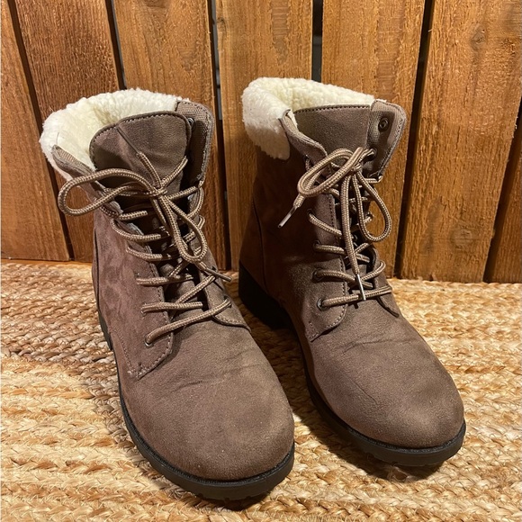 Bobbie Brooks Faux Suede Synthetic Fur Top Boots Sz 6/7 - Picture 1 of 6